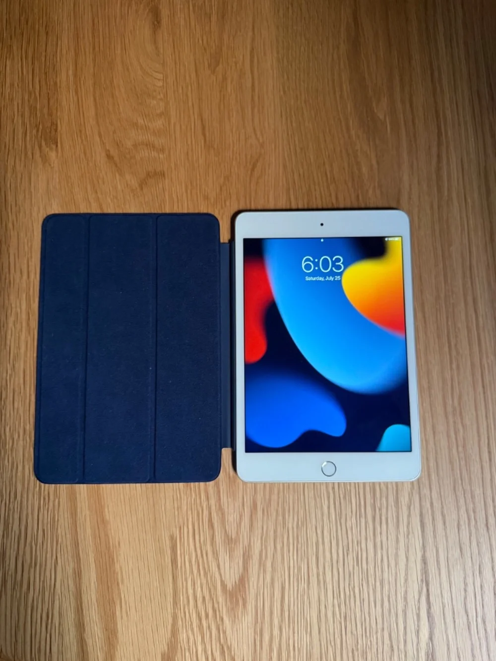 Apple iPad mini 4 Wi-Fi 128-GB Silver + Free Smart Cover